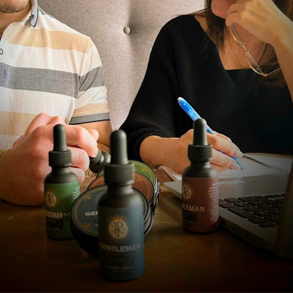 Essentiel pour une barbe bien entretenue, notre huile à barbe est un produit incontournable pour les hommes soucieux de leur apparence. Sa formule non grasse est facile à appliquer et laisse la barbe avec un éclat naturel